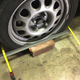 Imagen para el artículo titulado Cómo alinear las ruedas de tu coche por ti mismo usando ángulos de hierro y dos cintas métricas